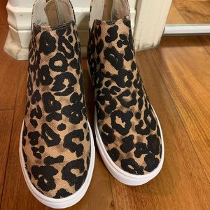 Steve Madden unused leopard wedge shoes 5.5